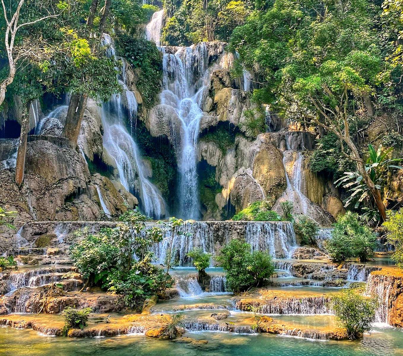Turkusowa kaskada wodospadu Kuang Si w Laosie puzzle online