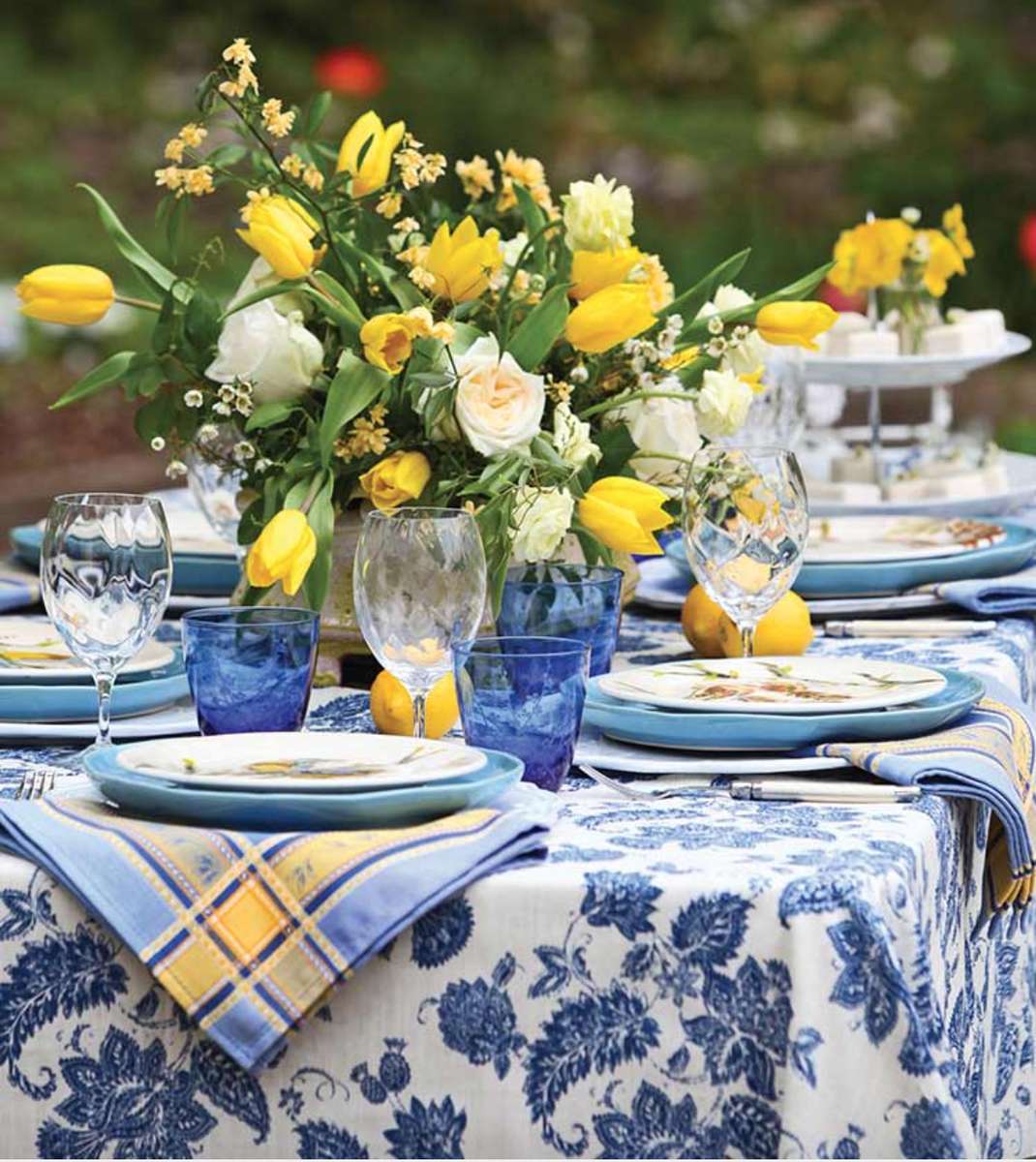 Stół w ogrodzie w kolorze niebieskim i żółtym puzzle online