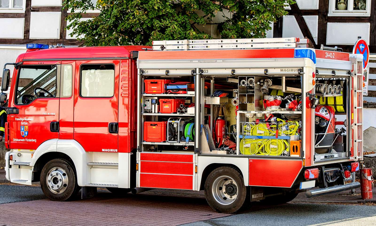 Wóz strażacki – prezentacja wyposażenia puzzle online