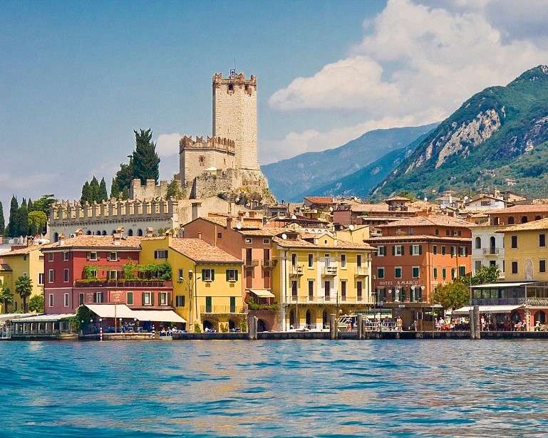 Miasto nad jeziorem Garda puzzle online