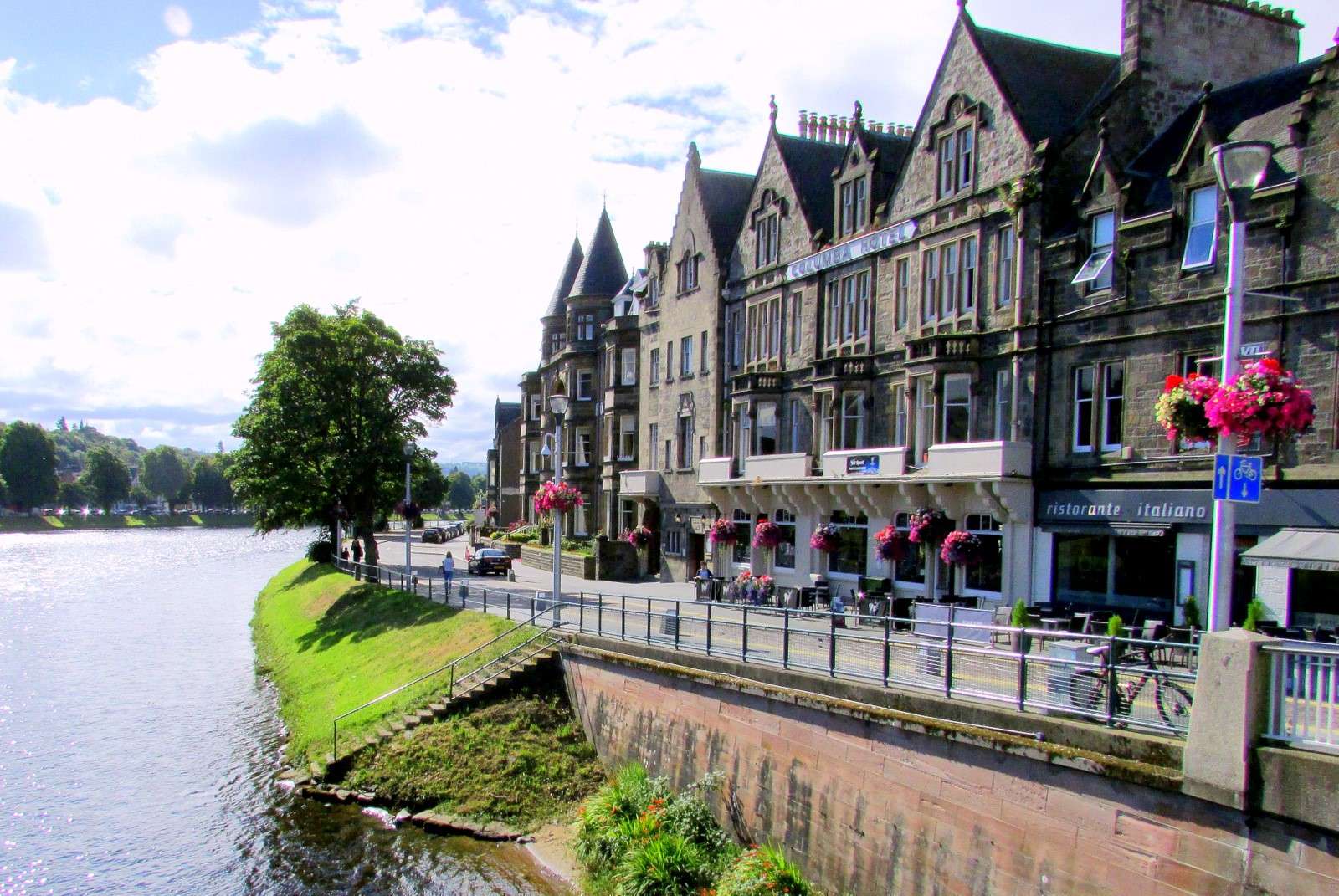 Ulica wzdłuż rzeki w Inverness (Szkocja) puzzle online