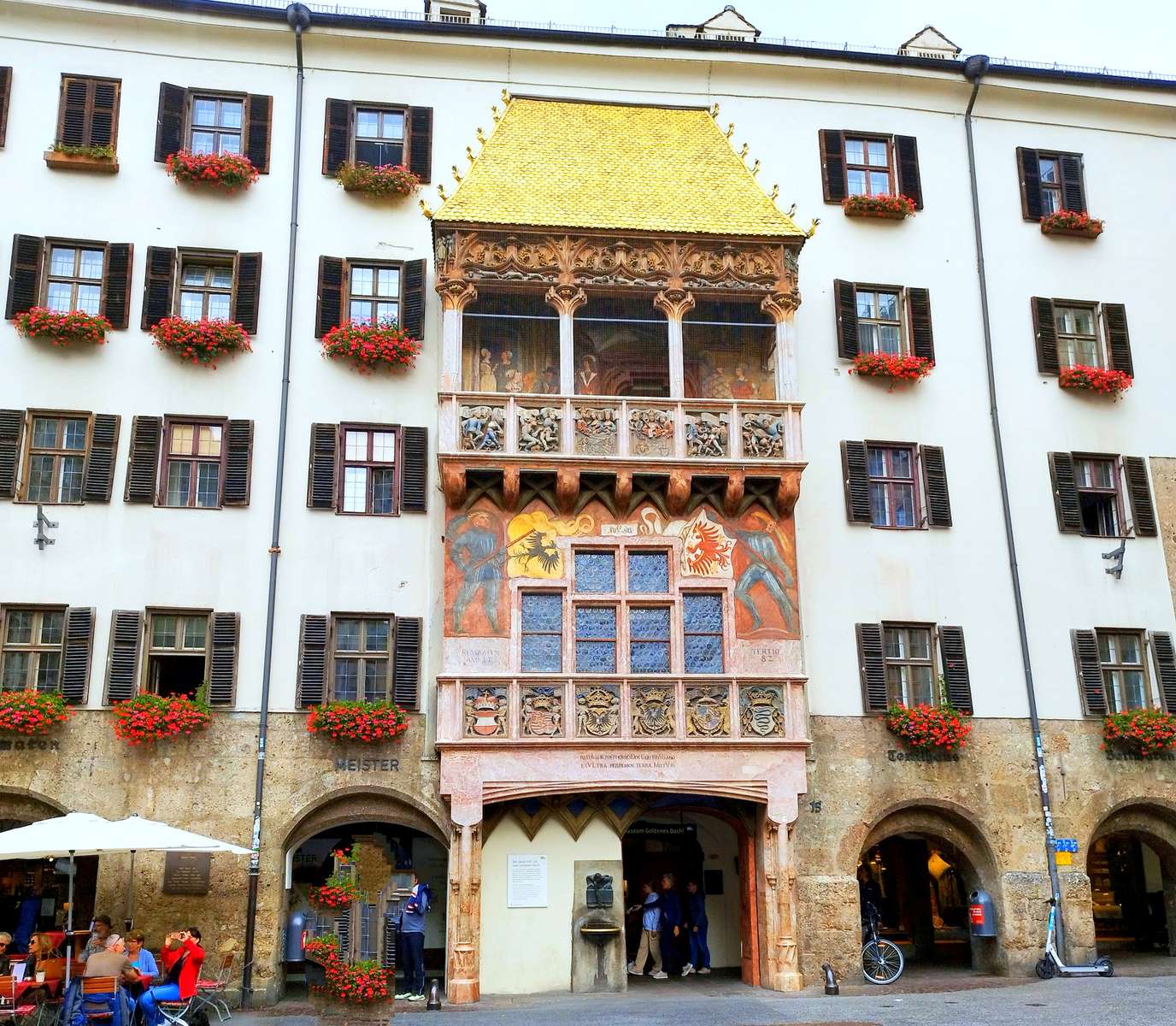 Kamienica ze złotym dachem w Innsbrucku puzzle online
