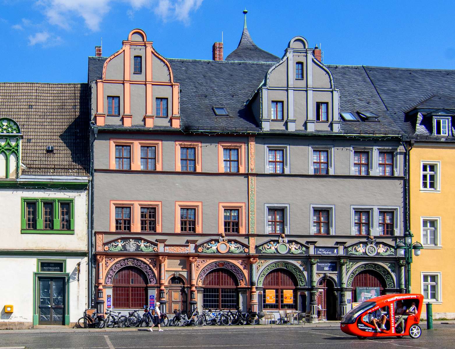 Zabytkowe domy na weimarskim rynku (Niemcy) puzzle online