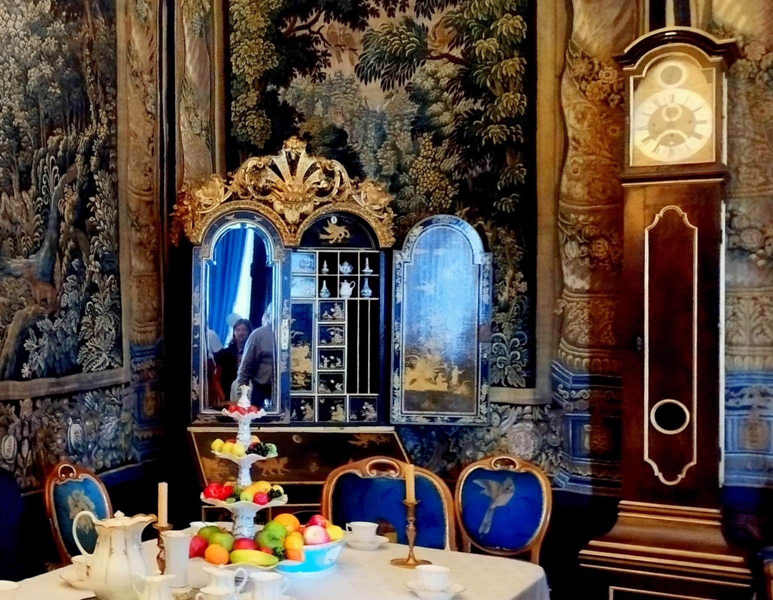 Wnętrza zamku Krumlov - kredens w pokoju kawowym puzzle online