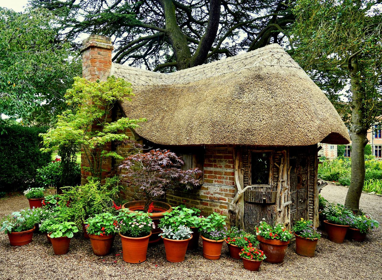 Uroczy, mały ogrodowy domek (Anglia) puzzle online