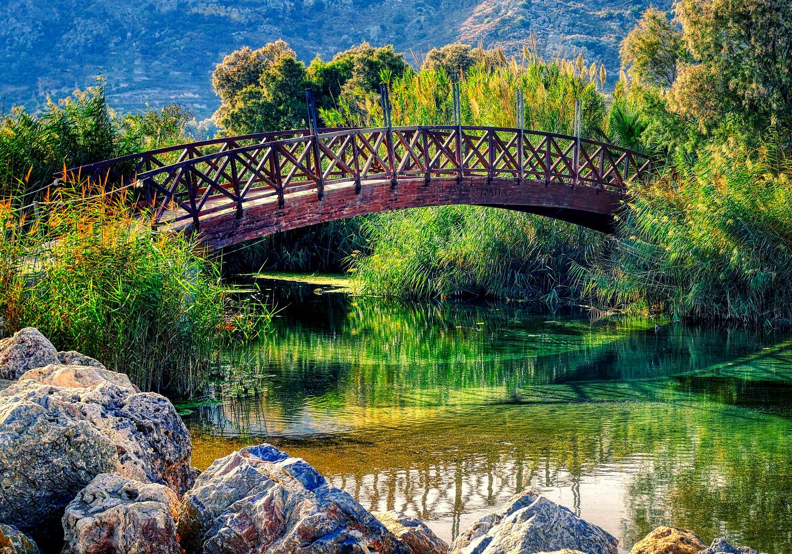 Drewniany mostek w górskim parku puzzle online