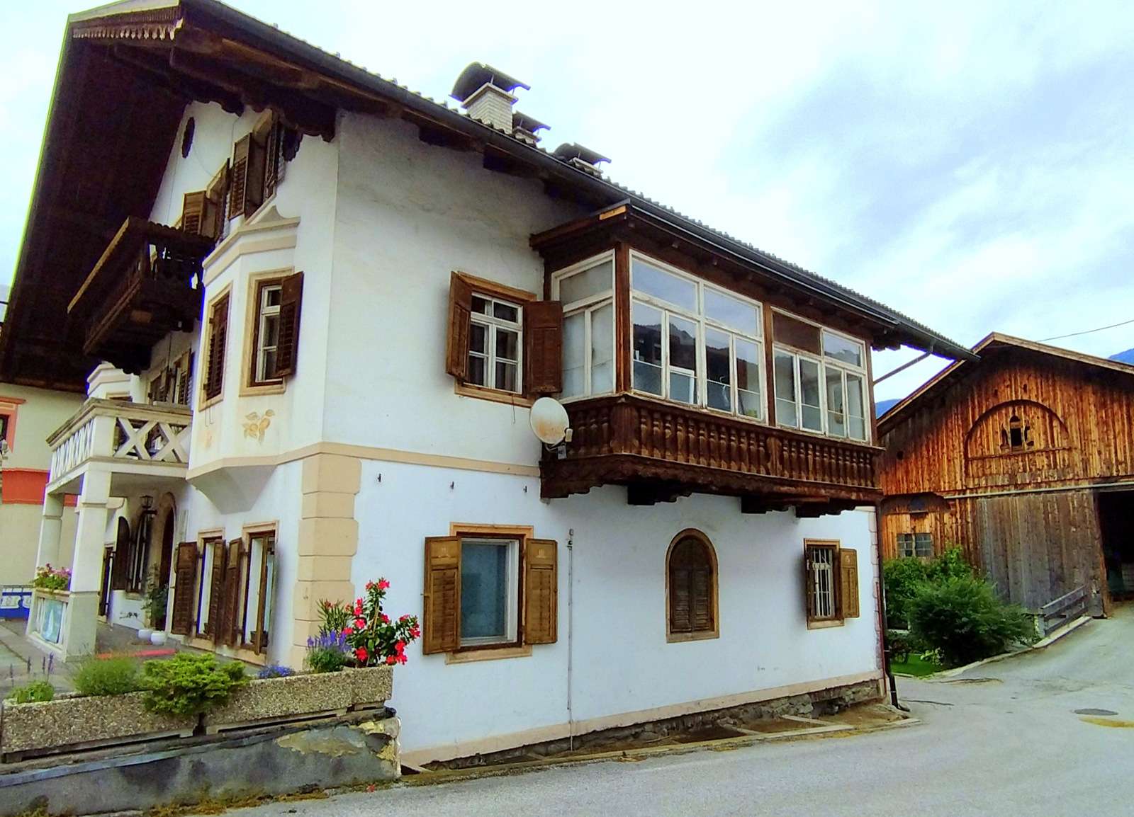Architektura Tyrolu. Piękny dom w Fügen (Austria) puzzle online