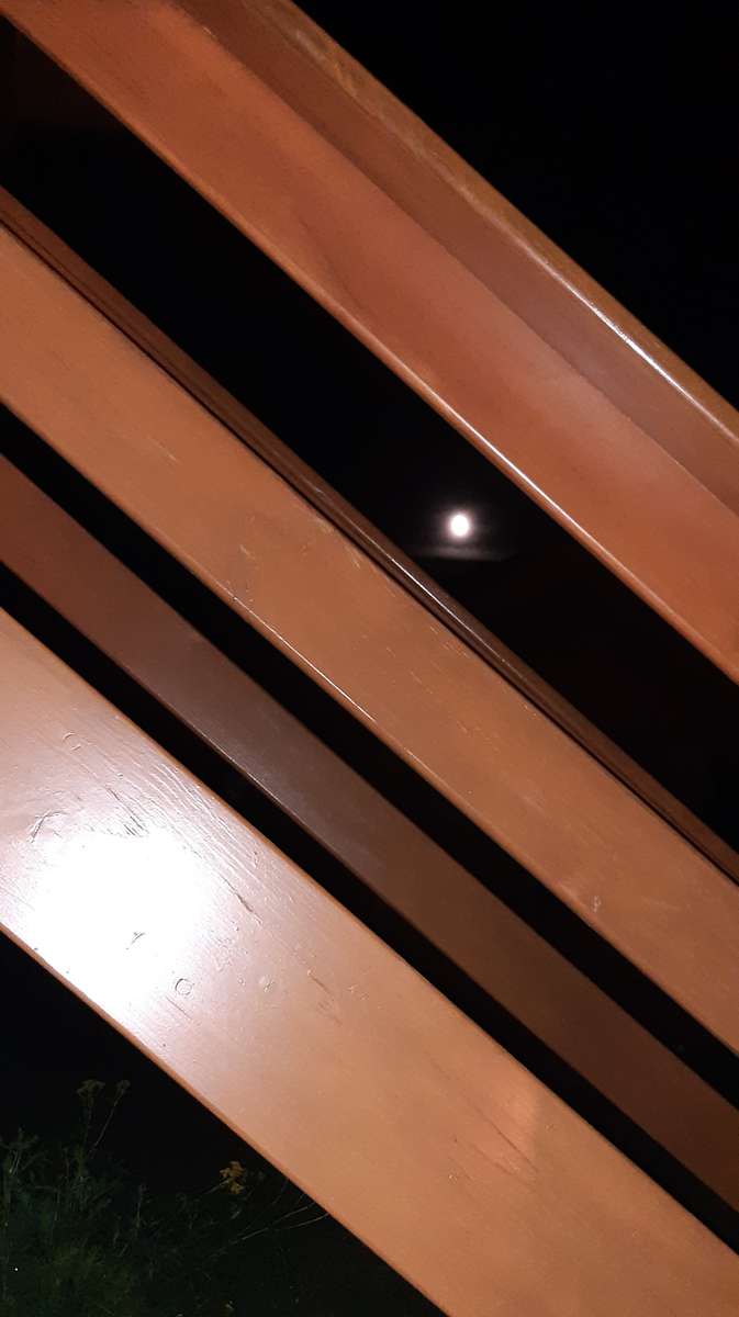 księżyc widoczny przez balustradę puzzle online
