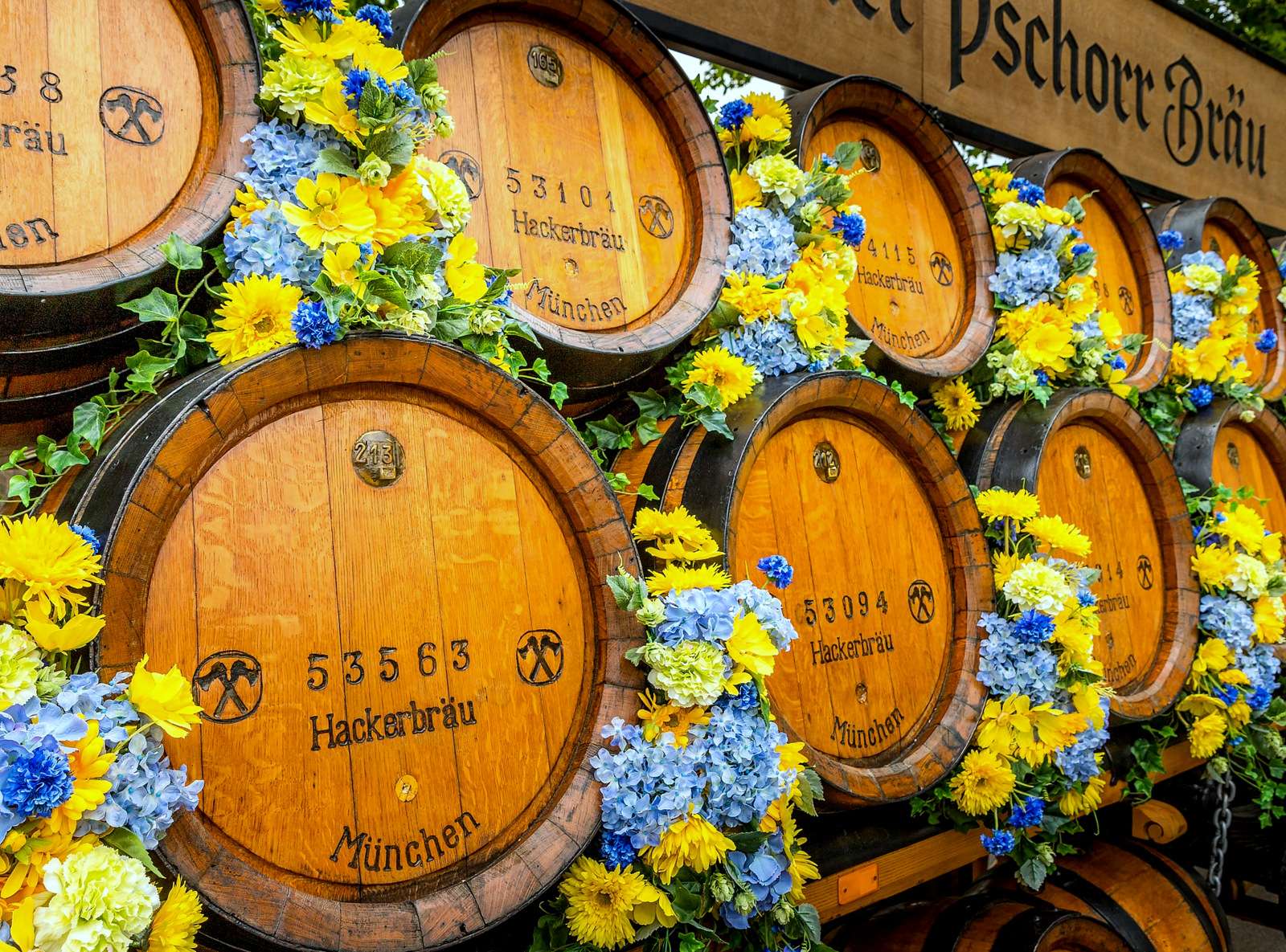 Oktoberfest - beczki piwa przystrojone kwiatami puzzle online