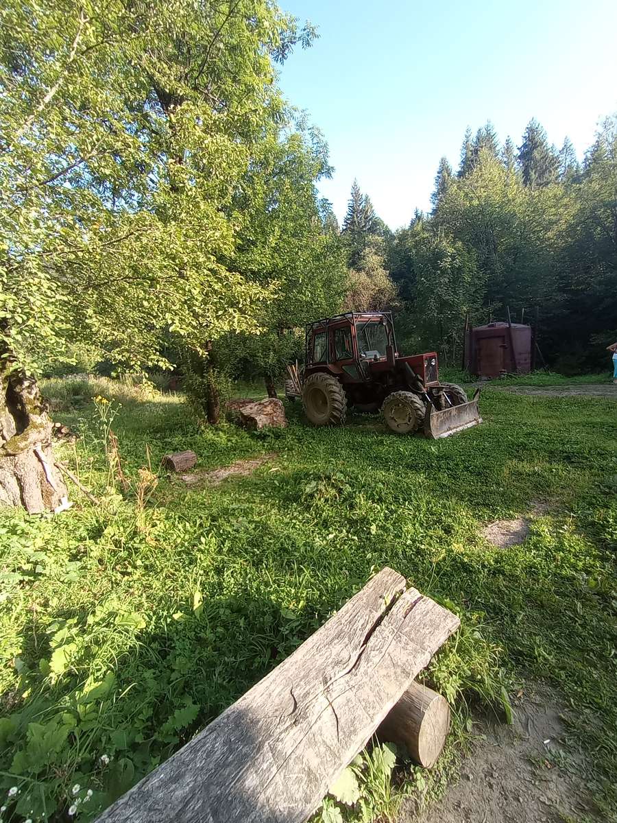 Traktor w lesie puzzle online