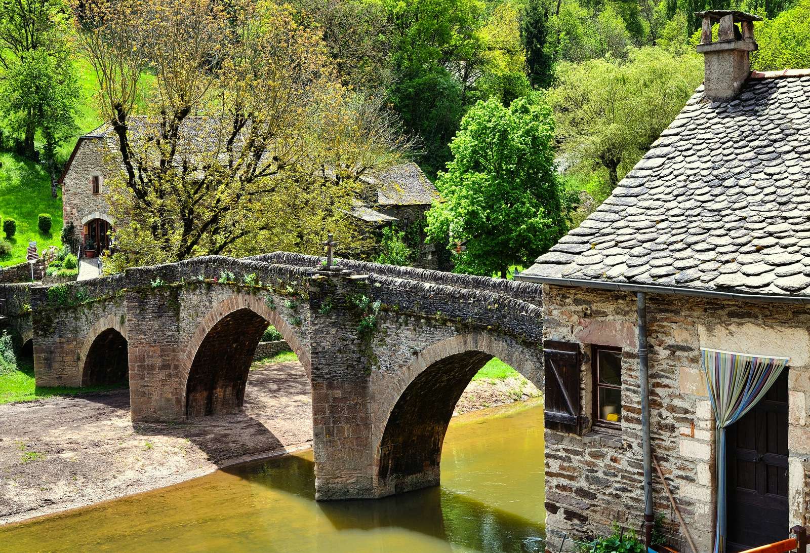 Kamienny, stary most w prowansalskiej wiosce puzzle online