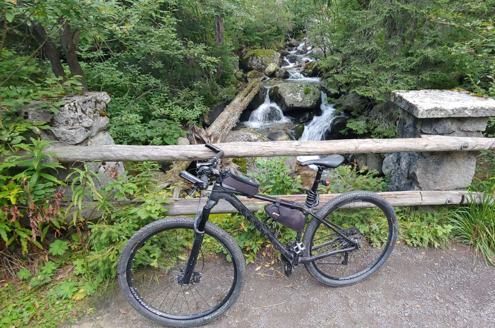 rower nad potokiem górskim puzzle online
