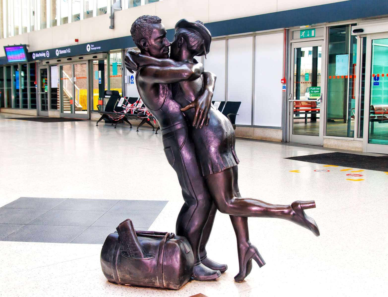 Rzeźba na dworcu autobusowym w Glasgow puzzle online