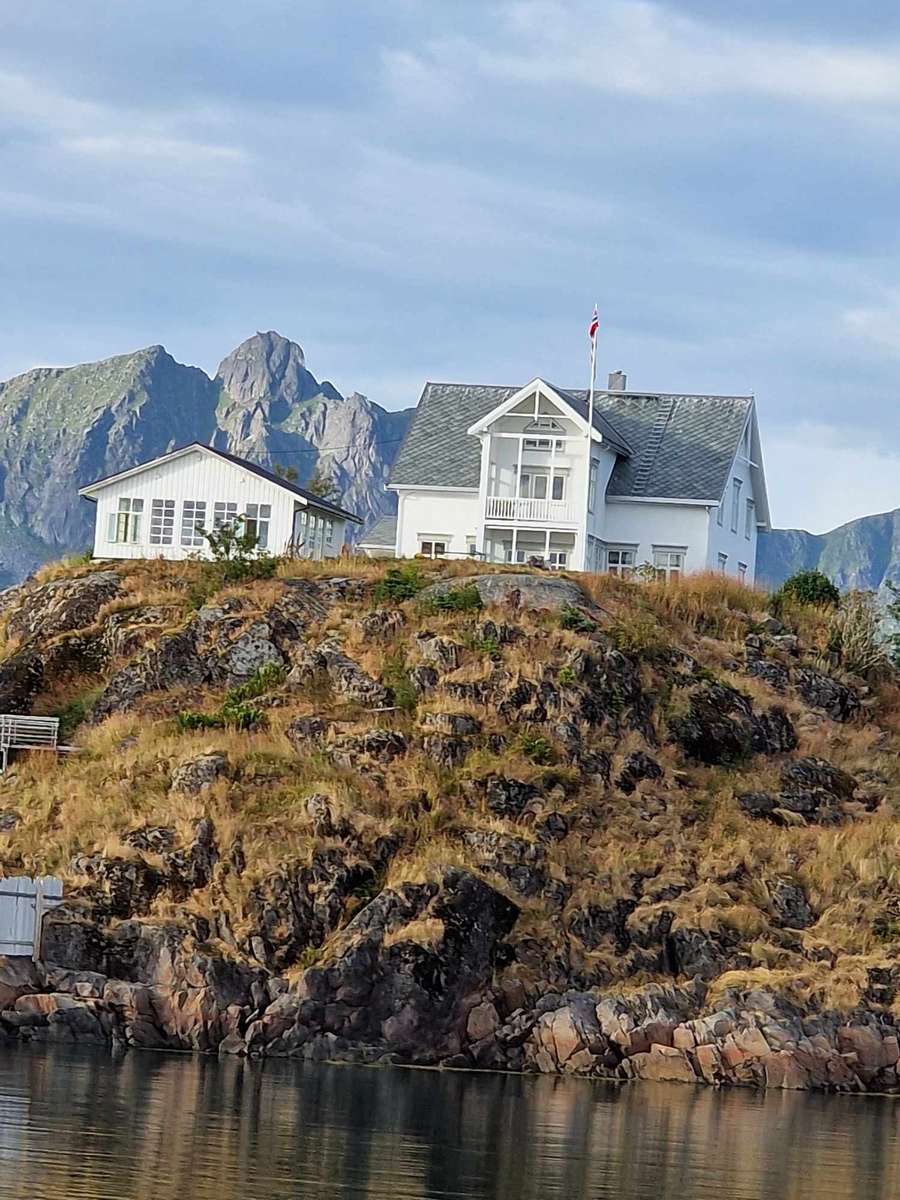 Dom na wzgórzu Norwegia puzzle online
