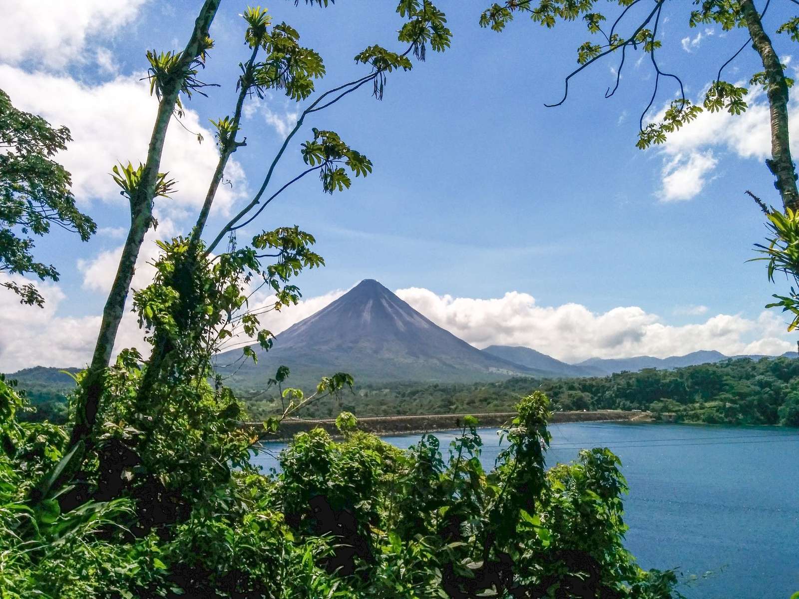 Czarujący wulkan w lesie deszczowym puzzle online