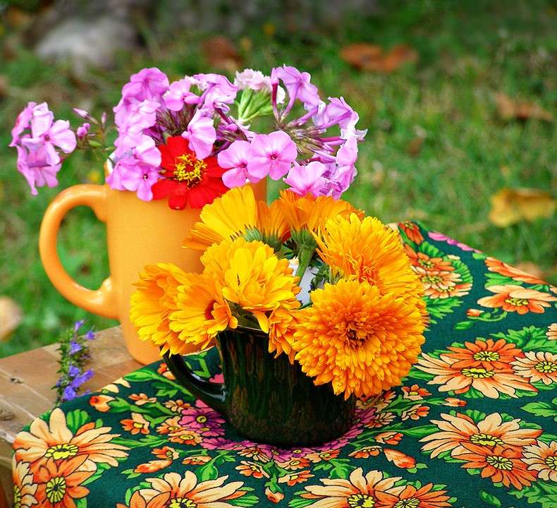 Kwiatki na ławie w ogrodzie puzzle online