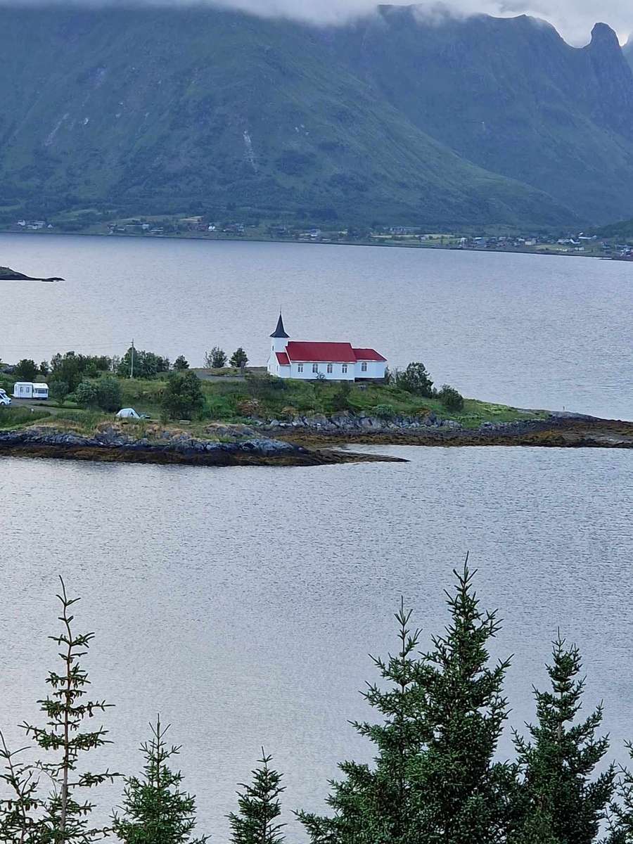 Kościółek na wyspie Norwegia puzzle online