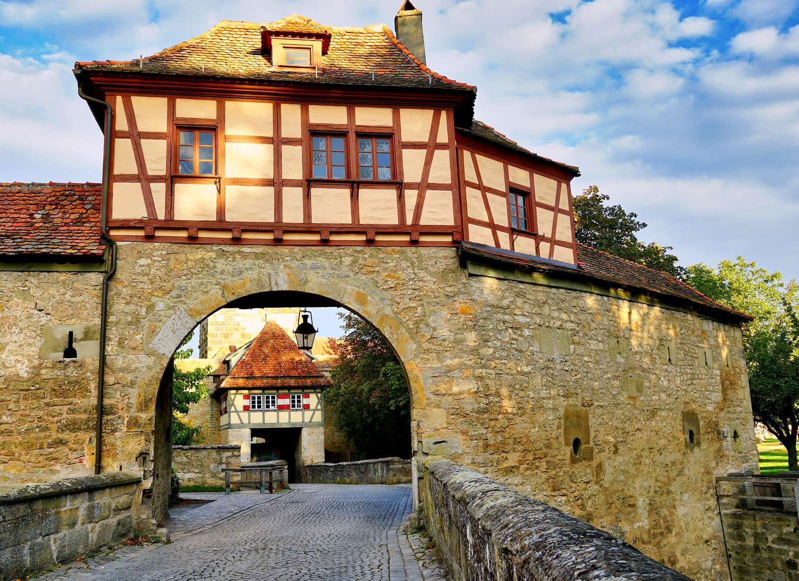 Historyczne bramy miejskie (Rothenburg, Bawaria) puzzle online
