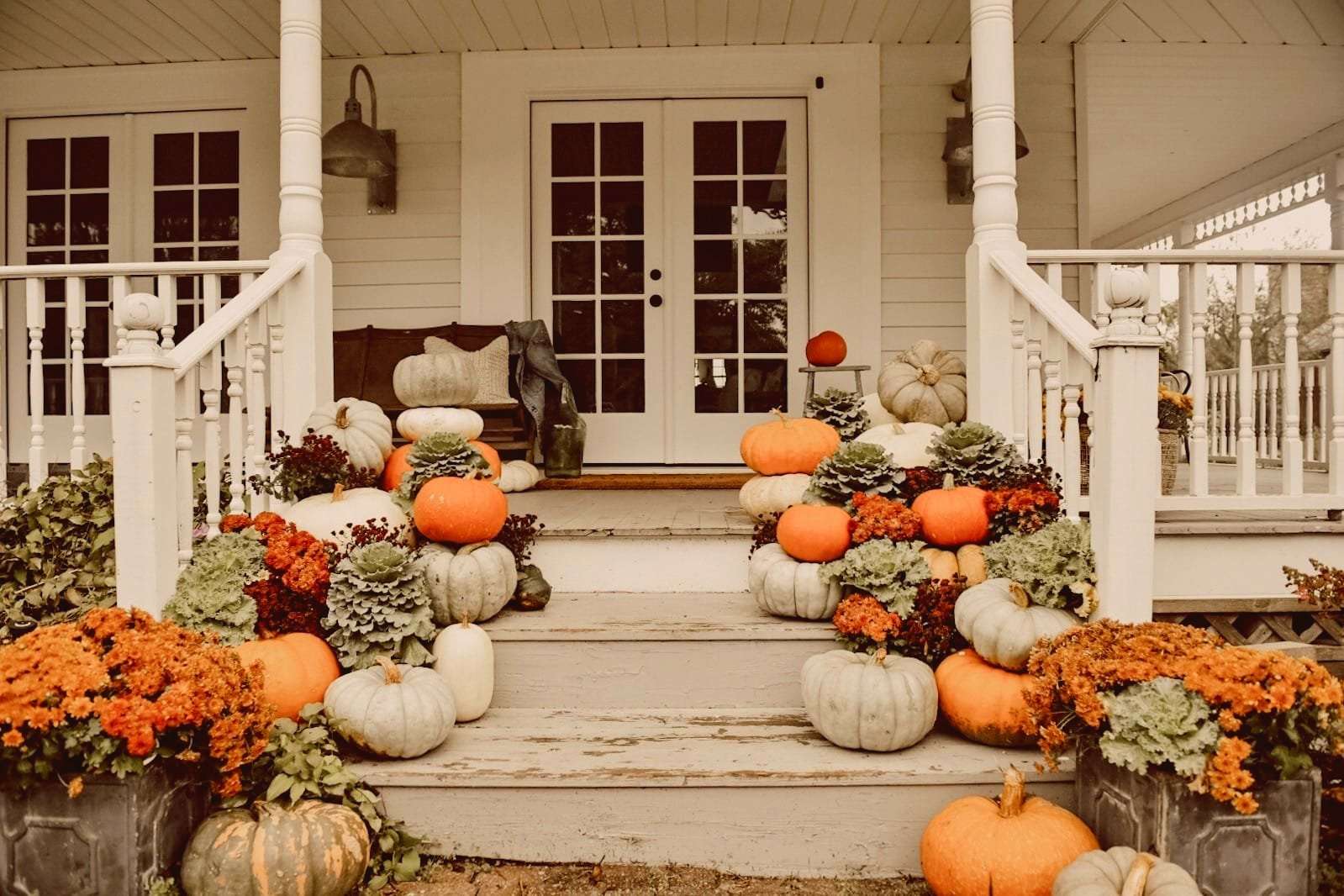 Jesienna dekoracja przed drzwiami puzzle online