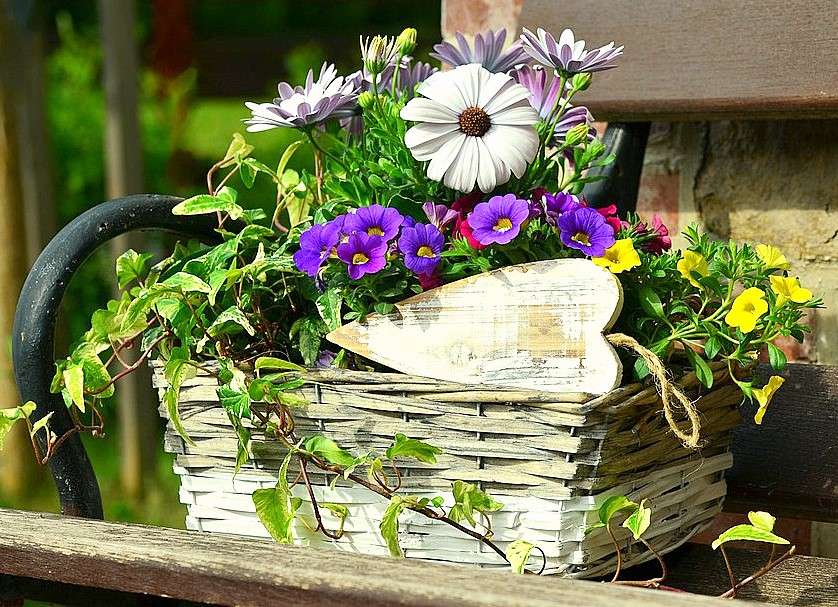 Kosz kwiatów z drewnianym serduszkiem puzzle online