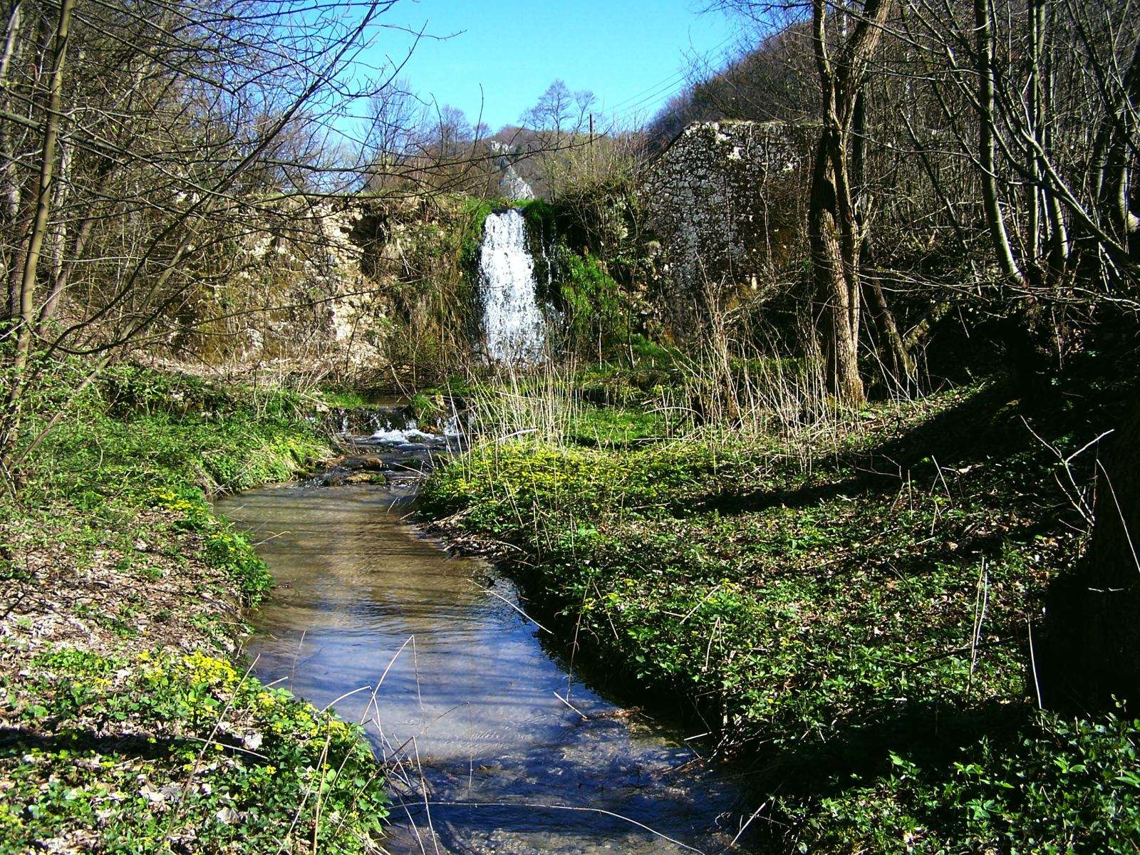 Mały wodospad w Dolinie Będkowskiej puzzle online