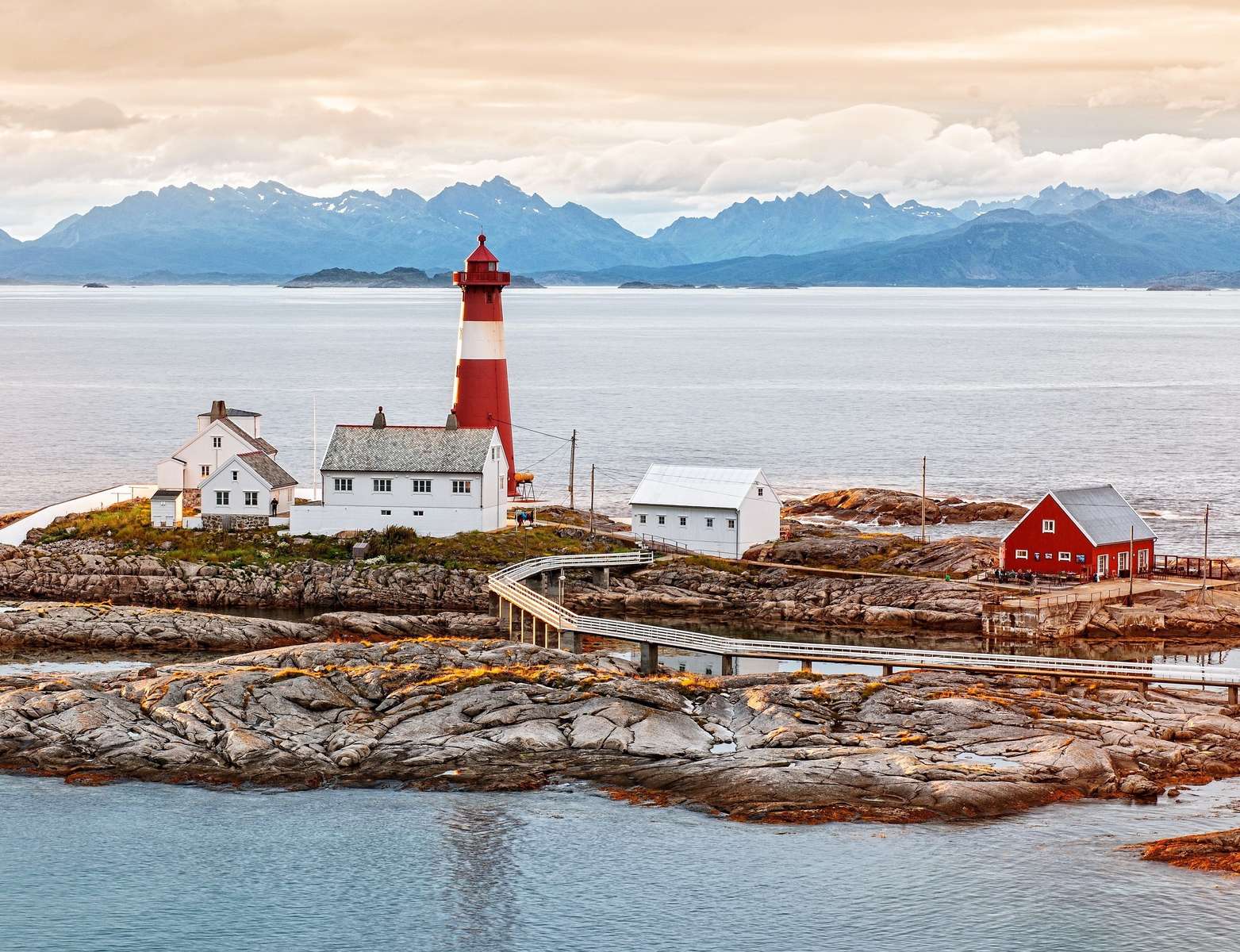 Wyspa z latarnią w Norwegii puzzle online