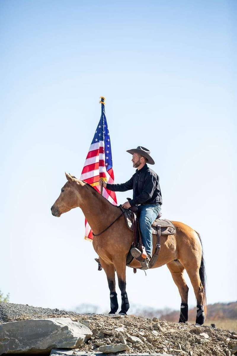 Kowboj z flagą konia puzzle online