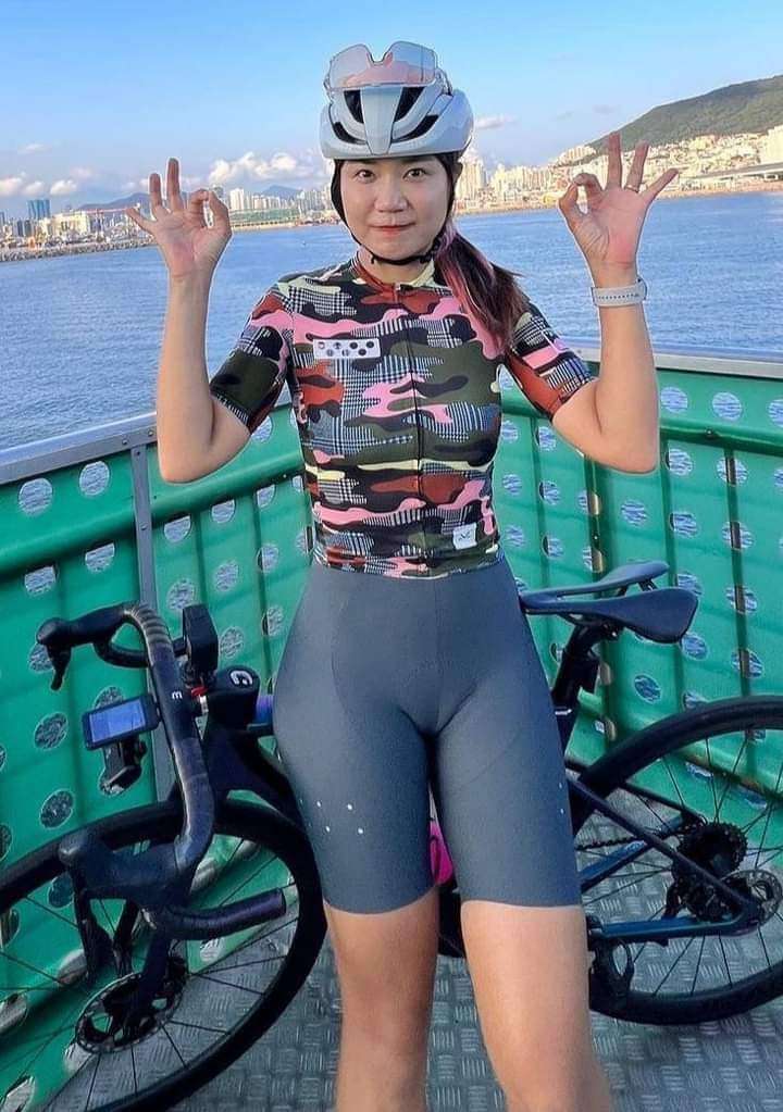 Piękna kobieta na rowerze puzzle online
