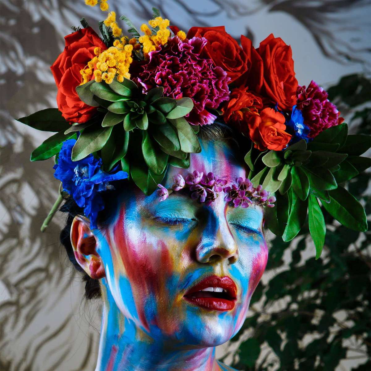 Kobieta w kolorowym wianku z kwiatów puzzle online