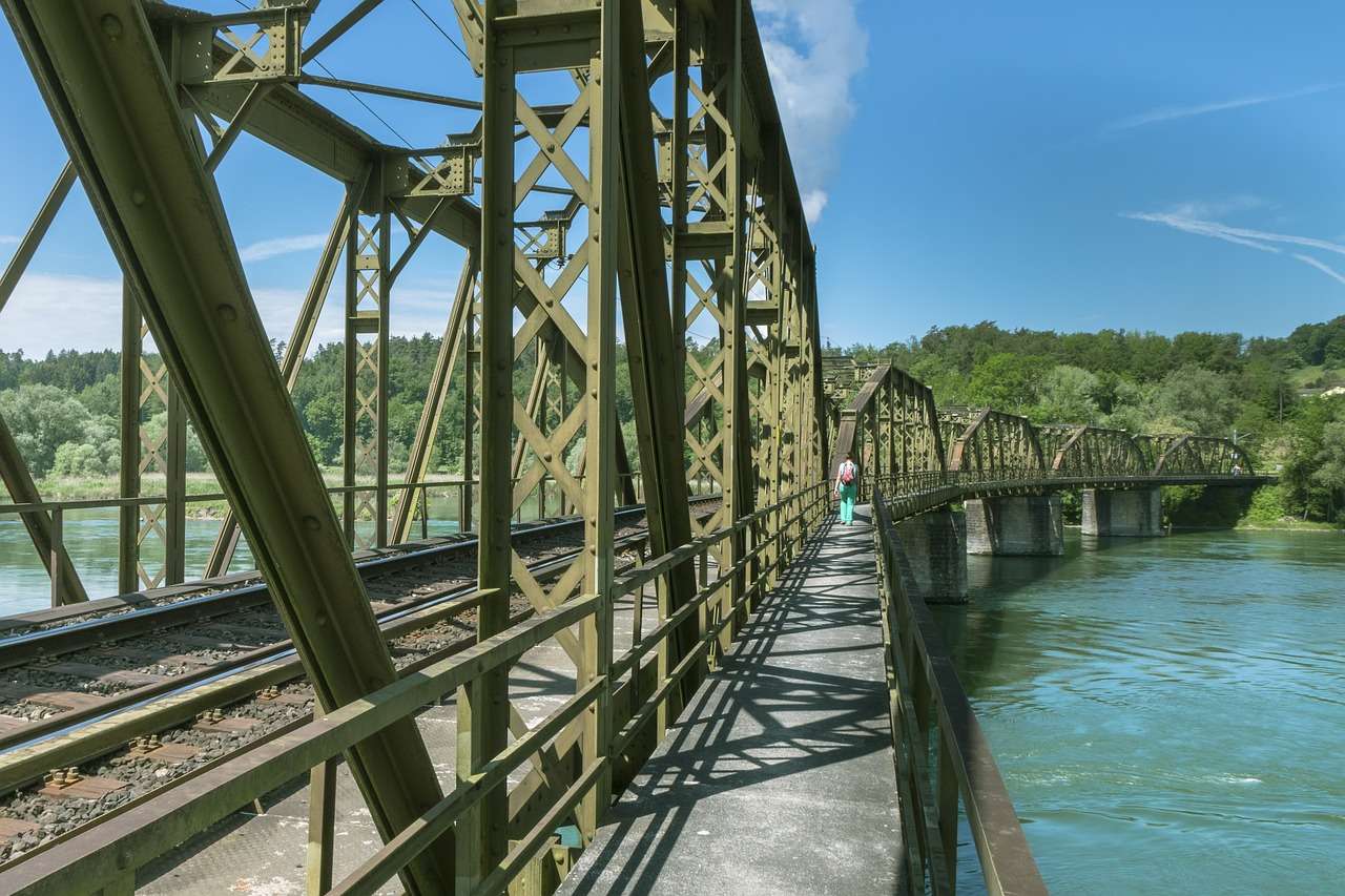 Most kolejowy, przyroda puzzle online