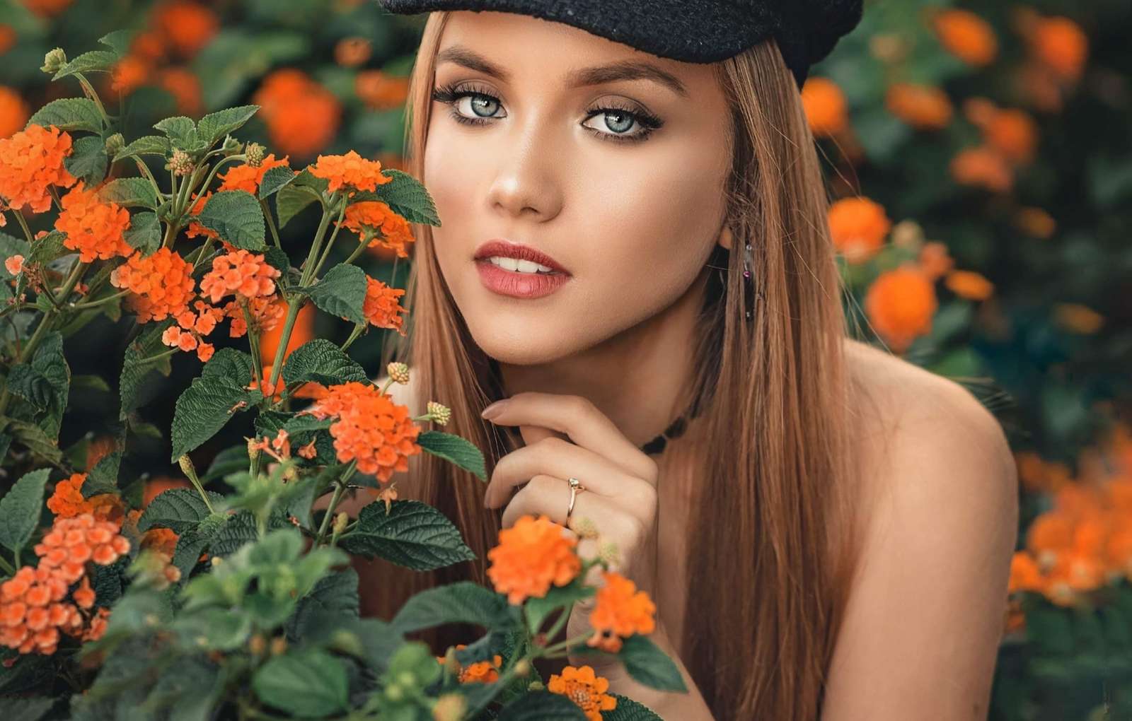 Dziewczyna przy pomarańczowych kwiatach puzzle online