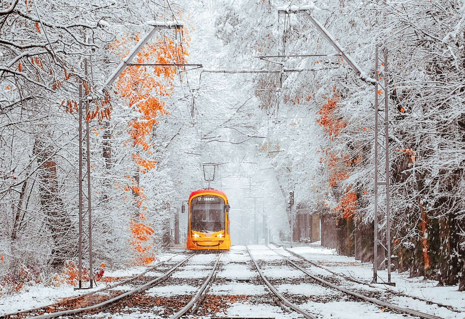 Żółty zimowy tramwaj puzzle online