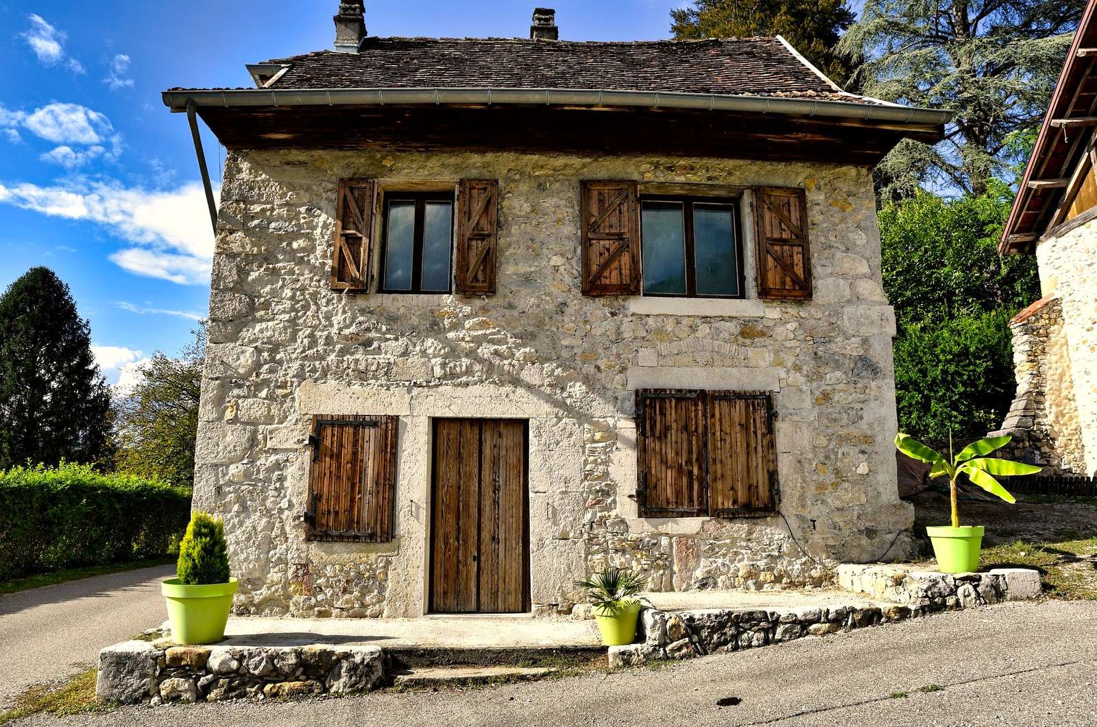 Stary kamienny dom we francuskiej wiosce puzzle online
