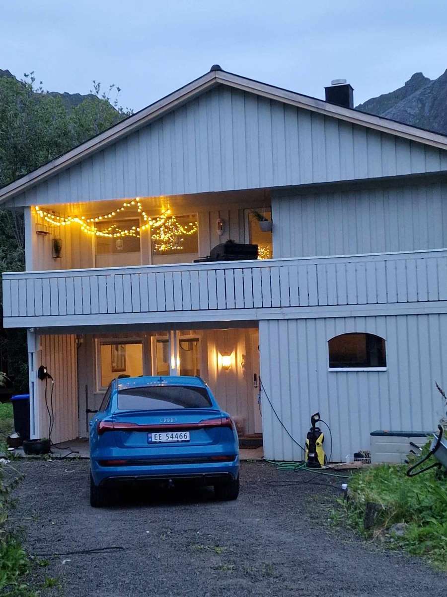 Pięknie rozświetlony dom Norwegia puzzle online