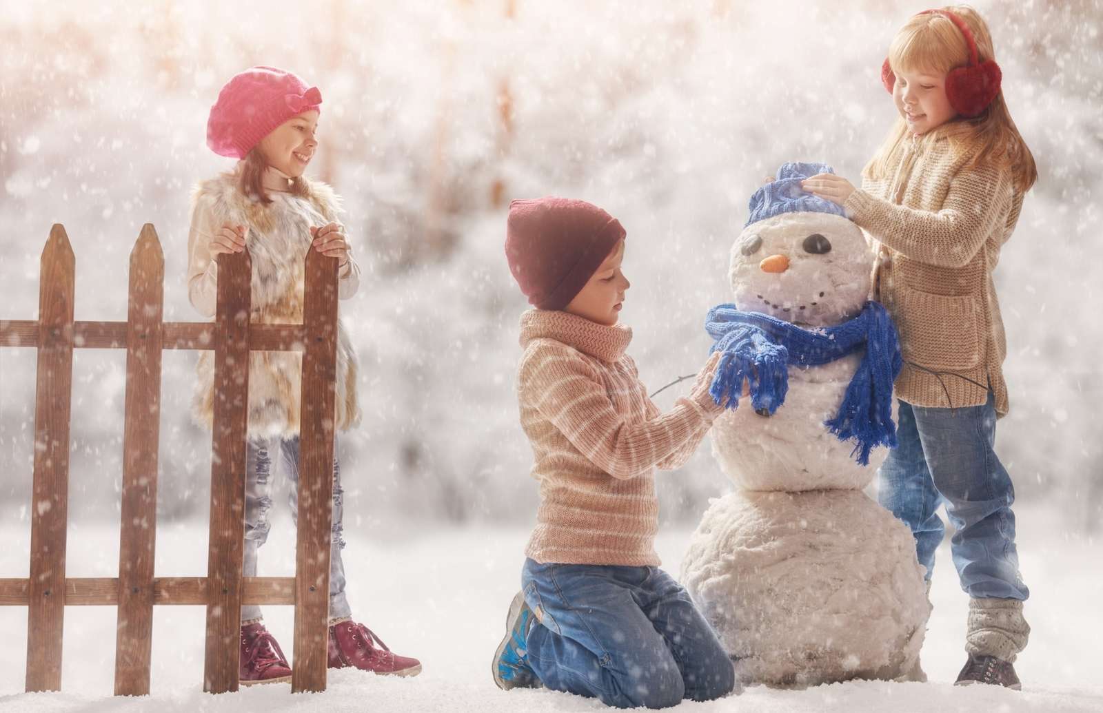 Dziecięce wesołe zabawy zimą na śniegu puzzle online
