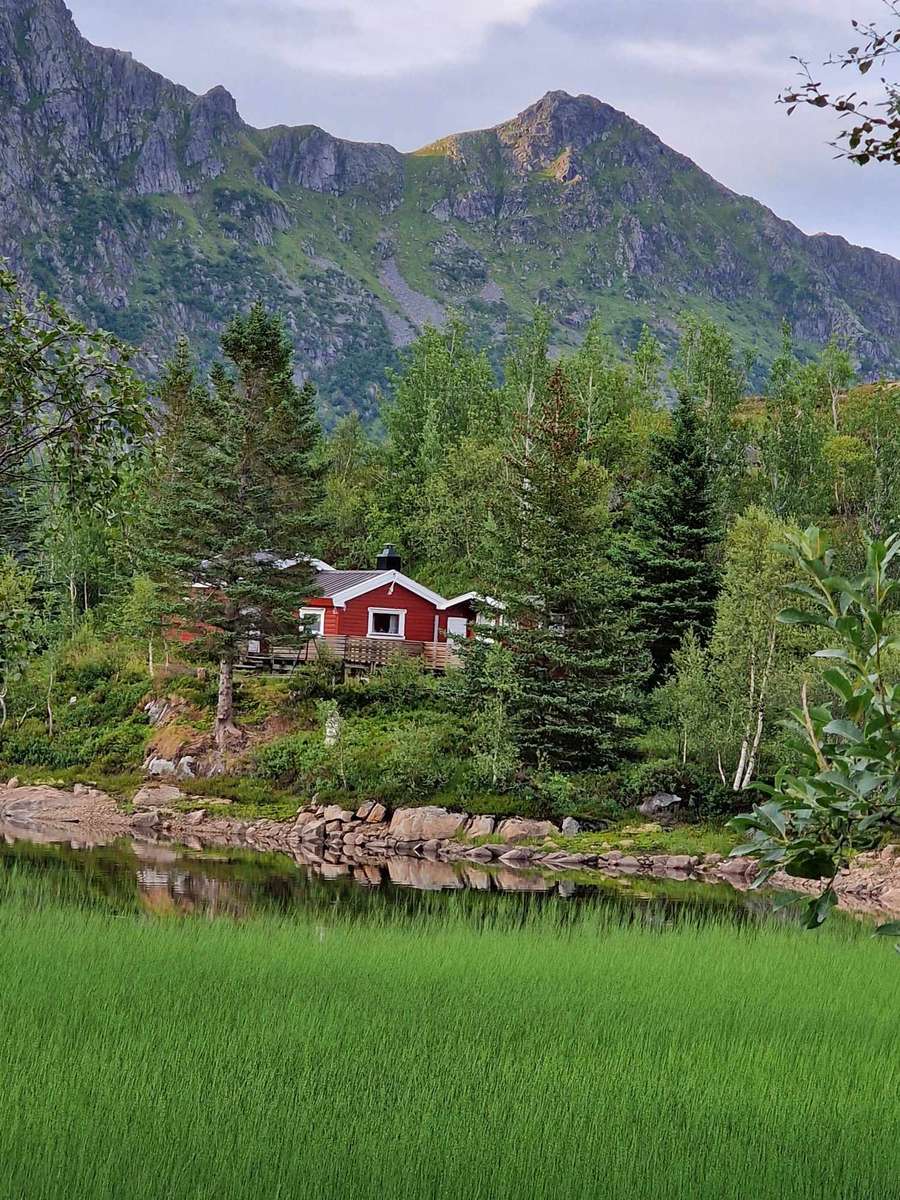Domek w górach i nad wodą Norwegia puzzle online