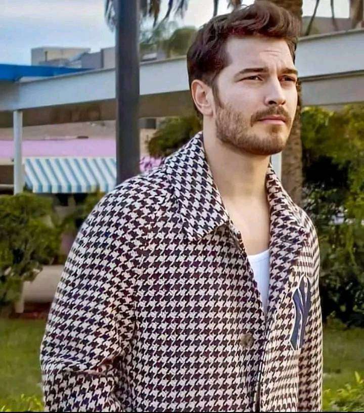 Fotomodelka Cagatay Ulusoy puzzle online