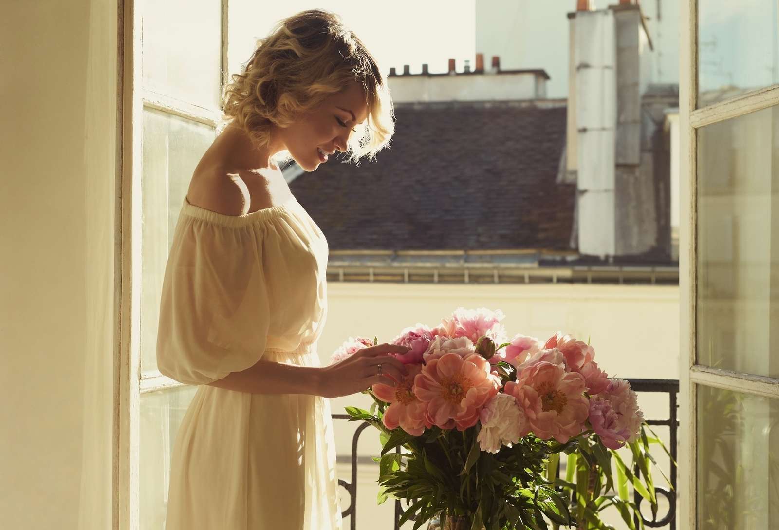 Blondynka o poranku przy oknie z kwiatami puzzle online