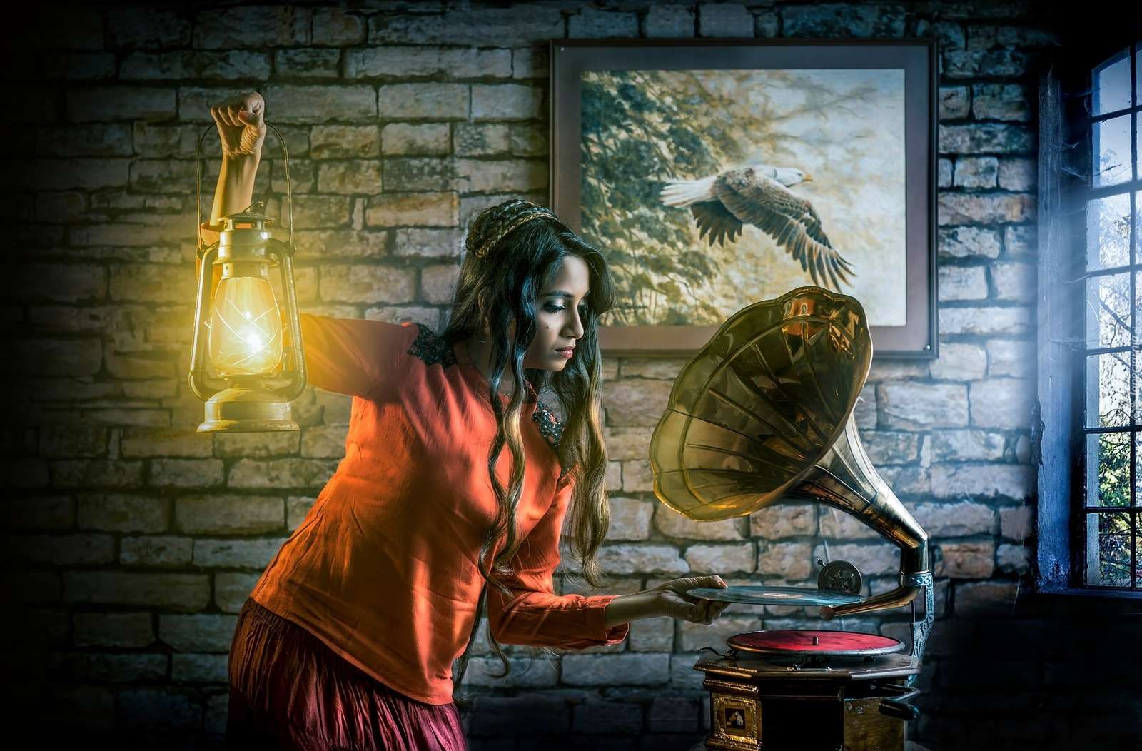 Kobieta z lampą naftową przy patefonie puzzle online