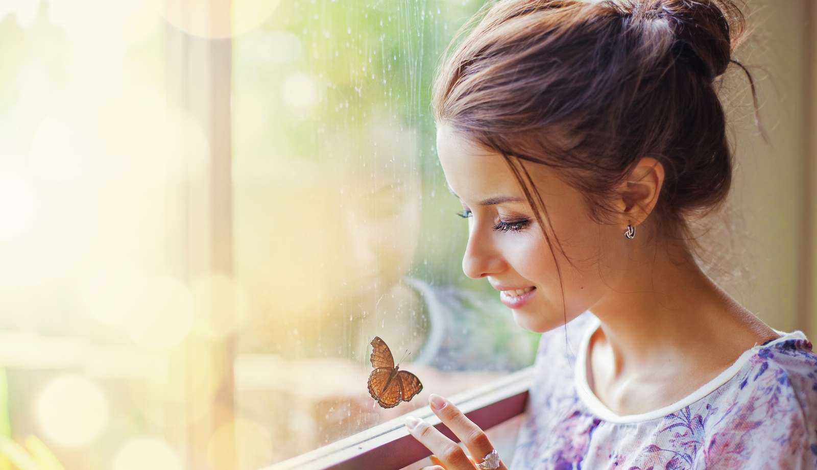 Dziewczyna obserwująca motyla w oknie puzzle online