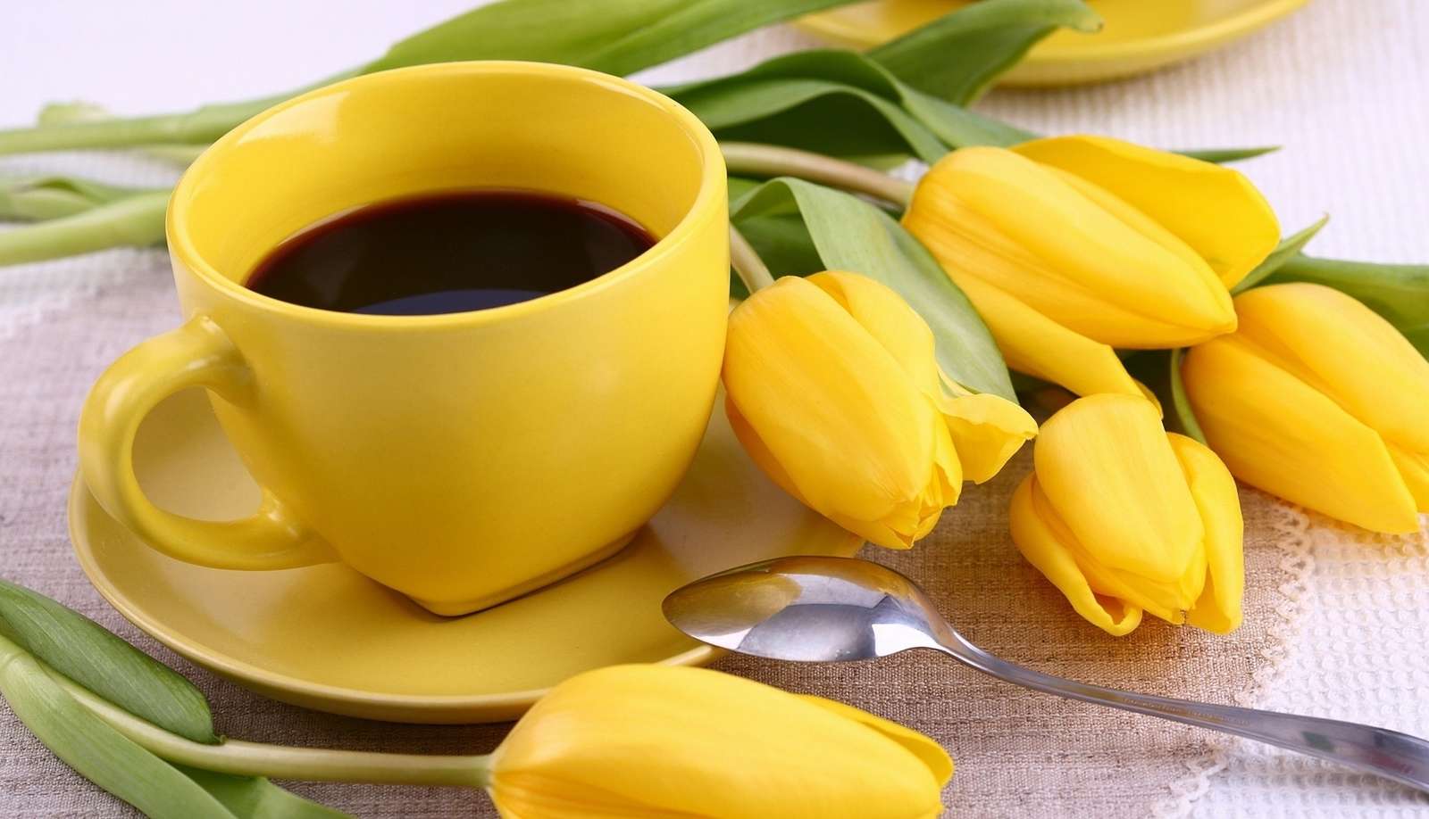 Żółta filiżanka i tulipany puzzle online
