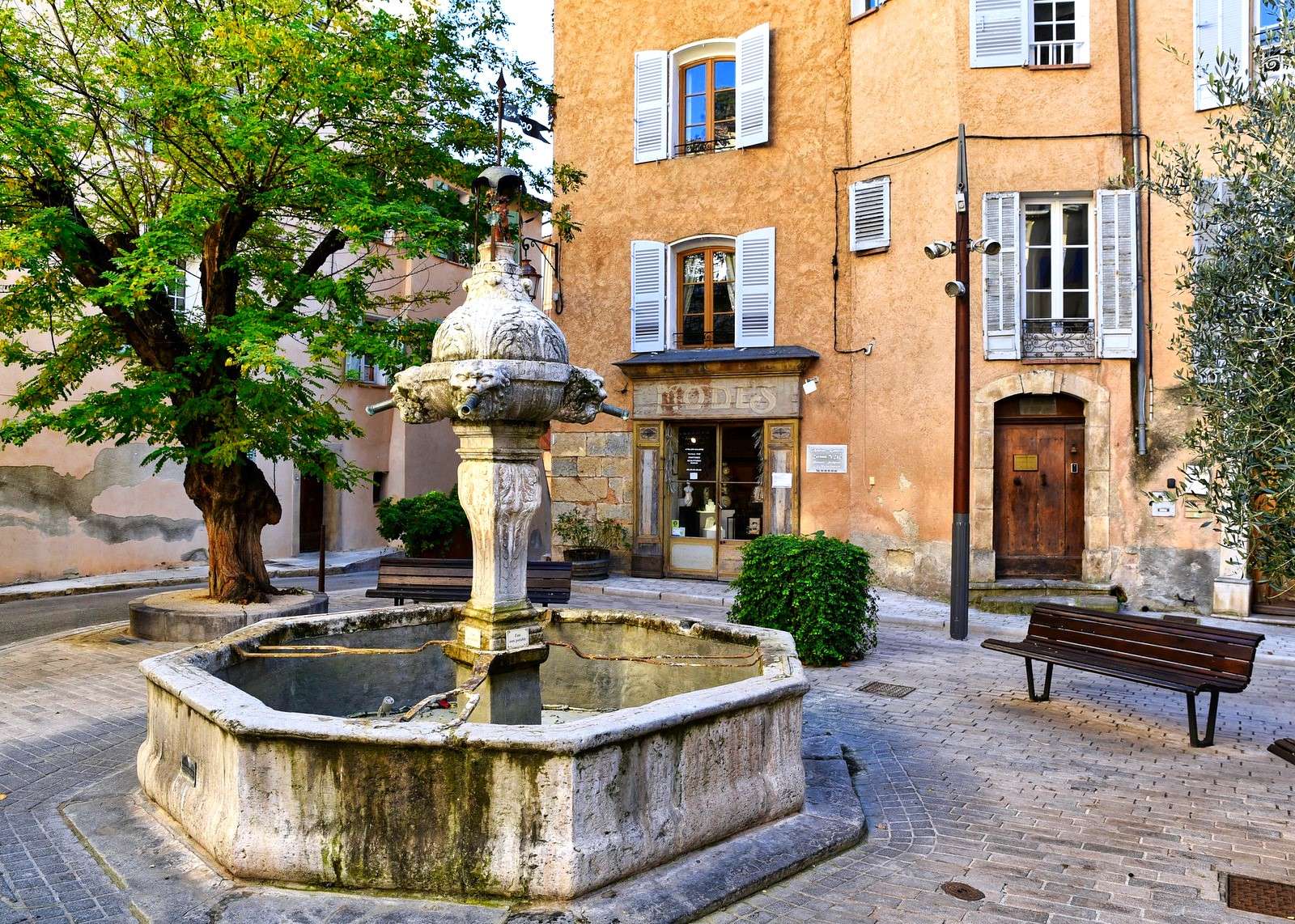 Stare podwórze z fontanną (Francja) puzzle online