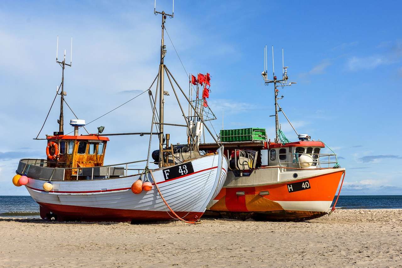Łódź rybacka, plaża, morze puzzle online