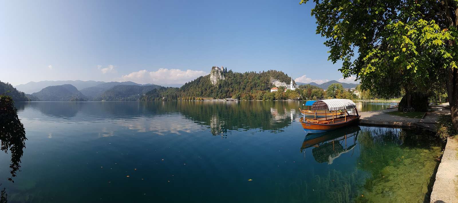 Jezioro, zamek, łódź. puzzle online