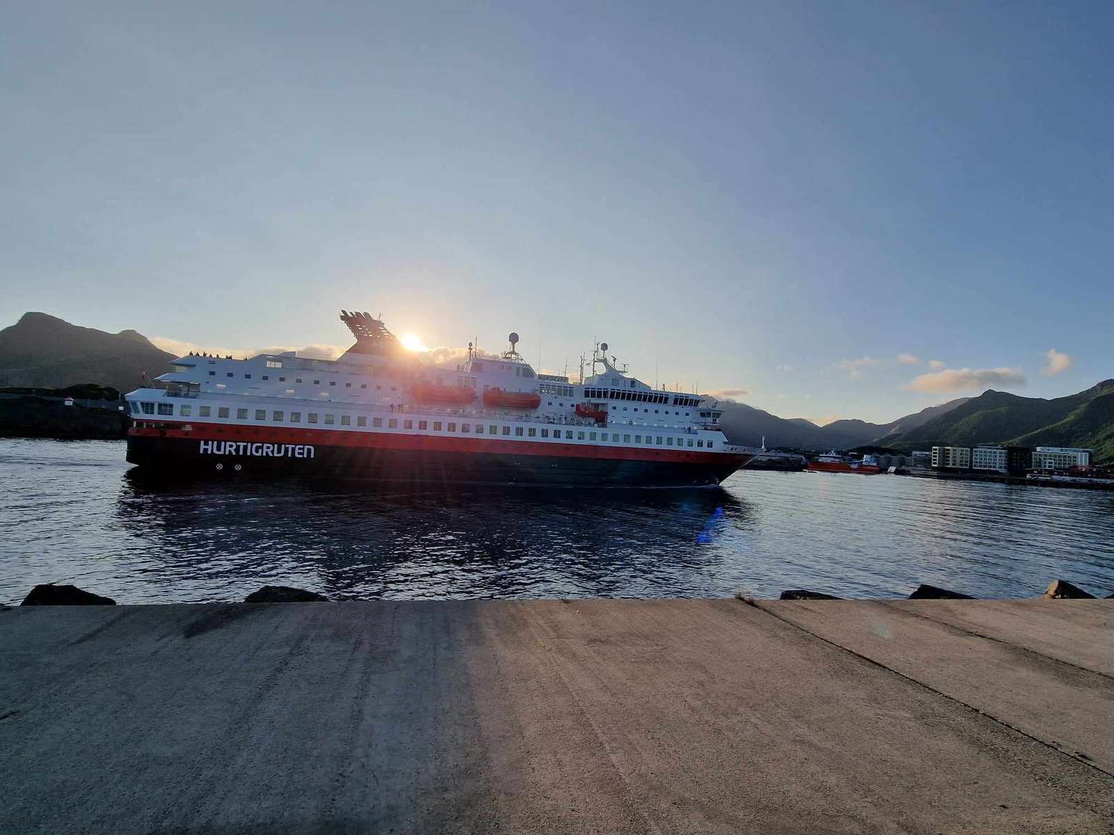 Statek Hurtigruten Norwegia Svolvaer puzzle online
