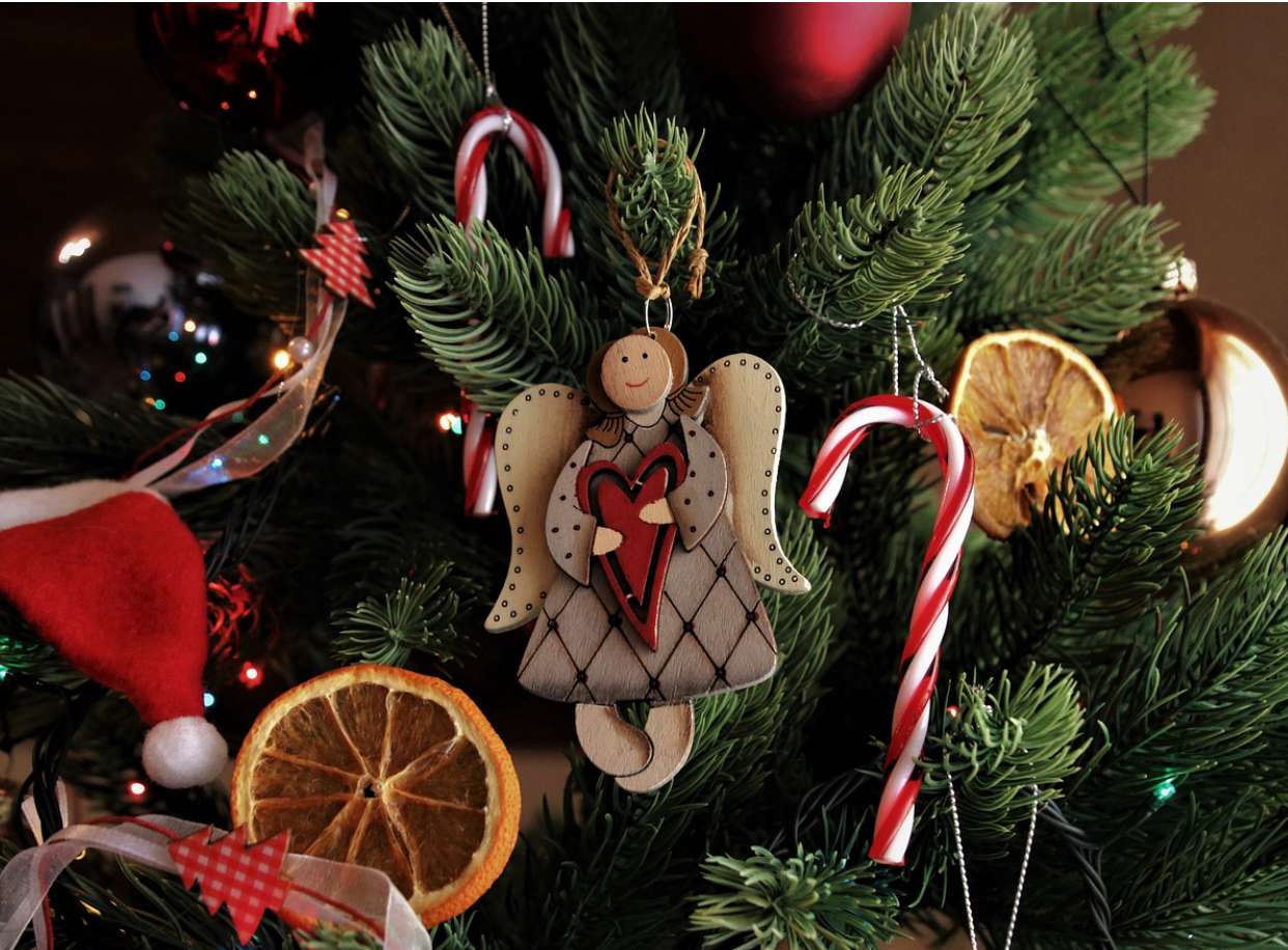 Bożenarodzeniowy anioł na drzewie puzzle online