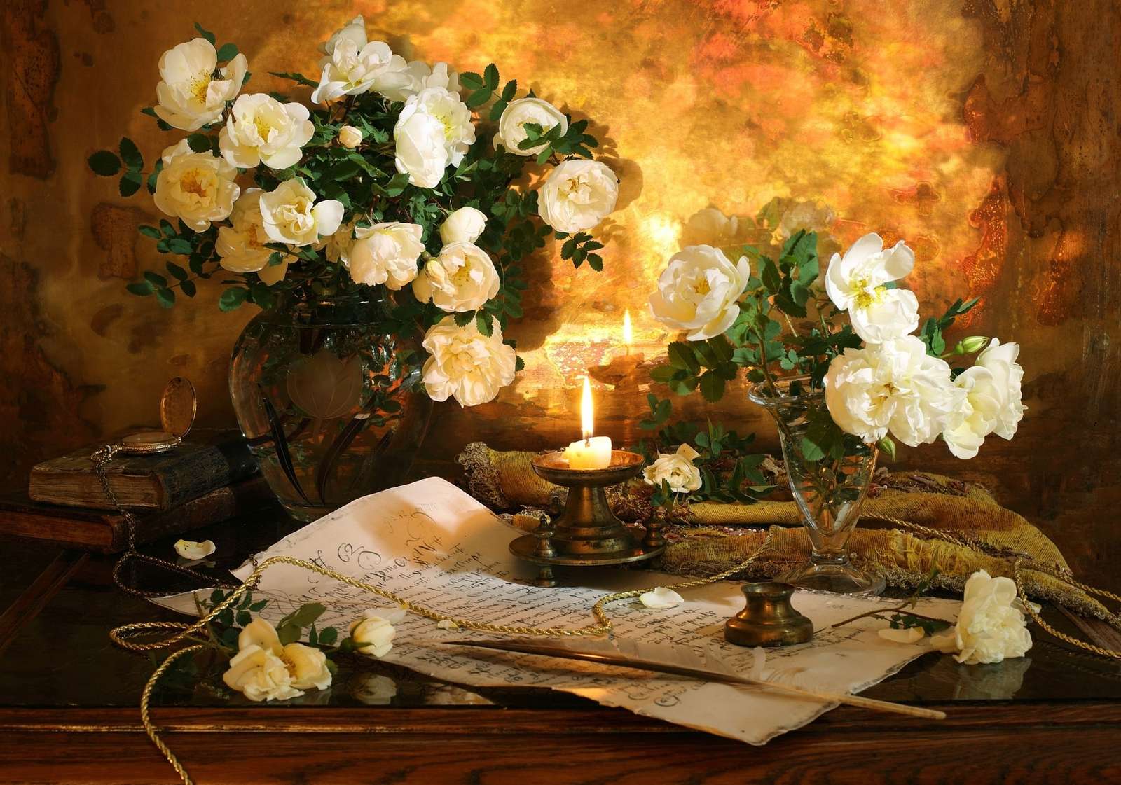 Świecznik na rękopisie obok wazonu z kwiatami puzzle online