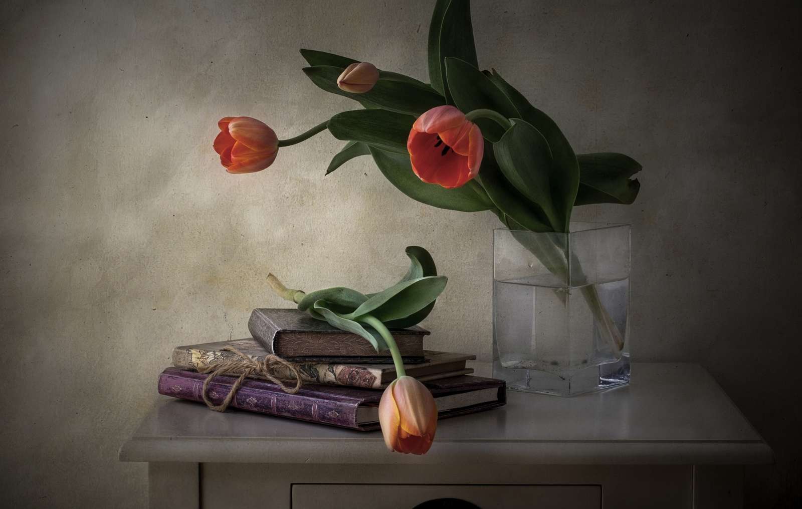 Książki obok wazonu z tulipanami puzzle online