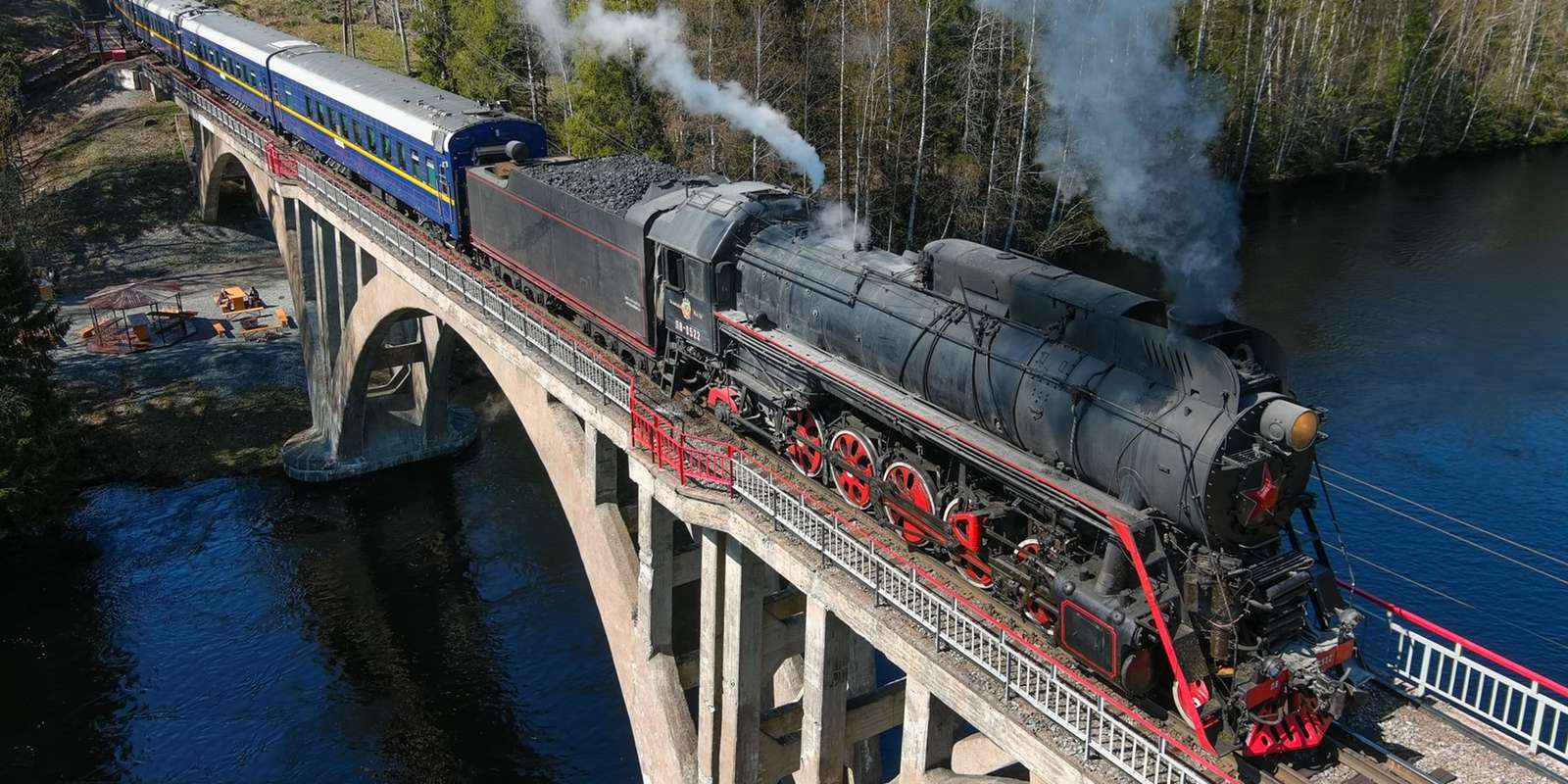 pociąg przejeżdźający przez most puzzle online