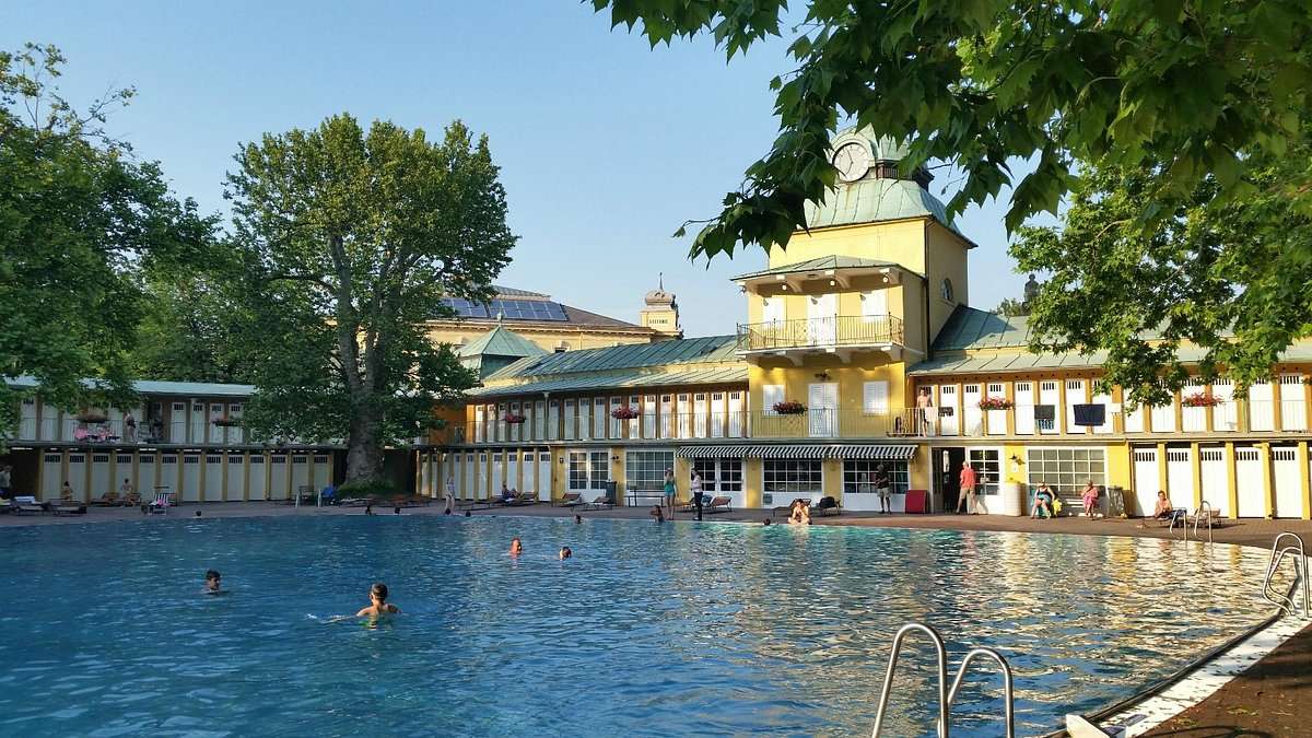 Kąpielisko termalne Bad Vöslau w Dolnej Austrii puzzle online